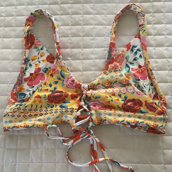 Beautiful, fun swim top!☀️ - Picture 2 of 3